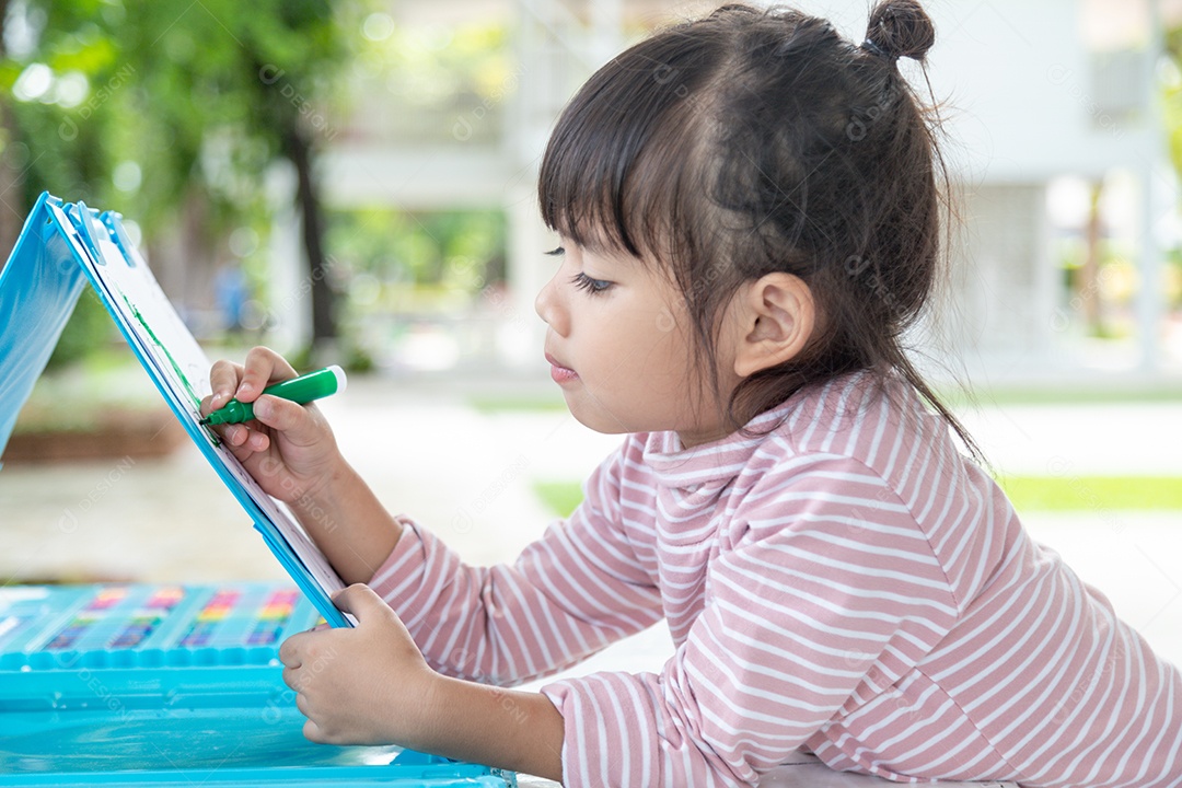 Crianças desenhando com lápis de cor é uma boa atividade