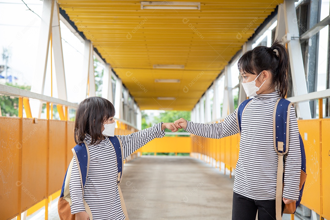 Crianças em idade escolar usando uma máscara facial durante o coronavírus e a gripe