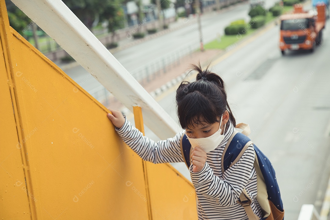 Linda garota asiática usando máscara de proteção contra