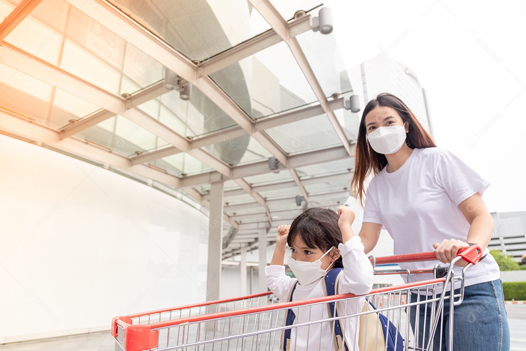 Compras com crianças durante um surto de vírus. Mãe asiática