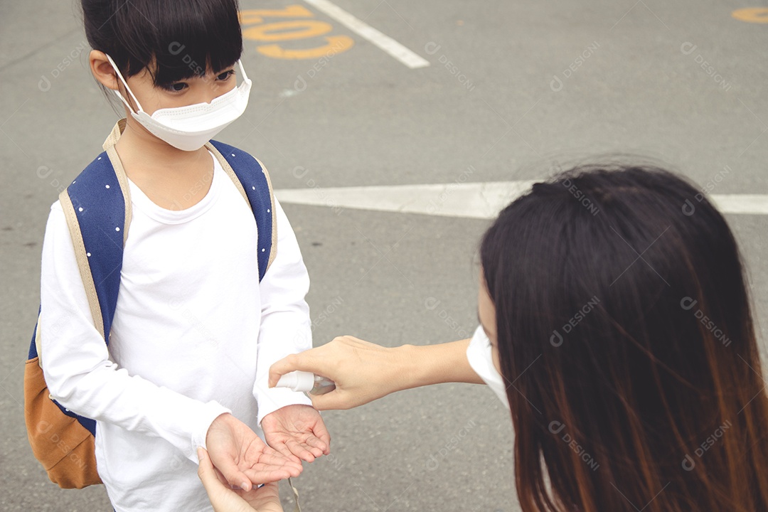 Família com crianças com máscara facial em um shopping center