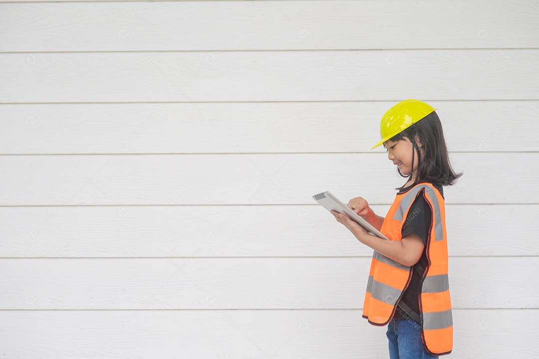 Menina asiática de retrato vestindo uma camisa reflexiva e chapéu duro