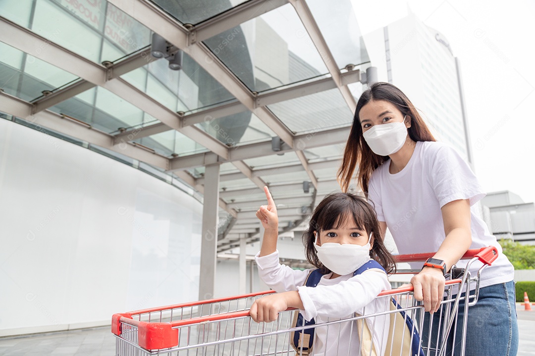 Compras com crianças durante um surto de vírus. Mãe asiática