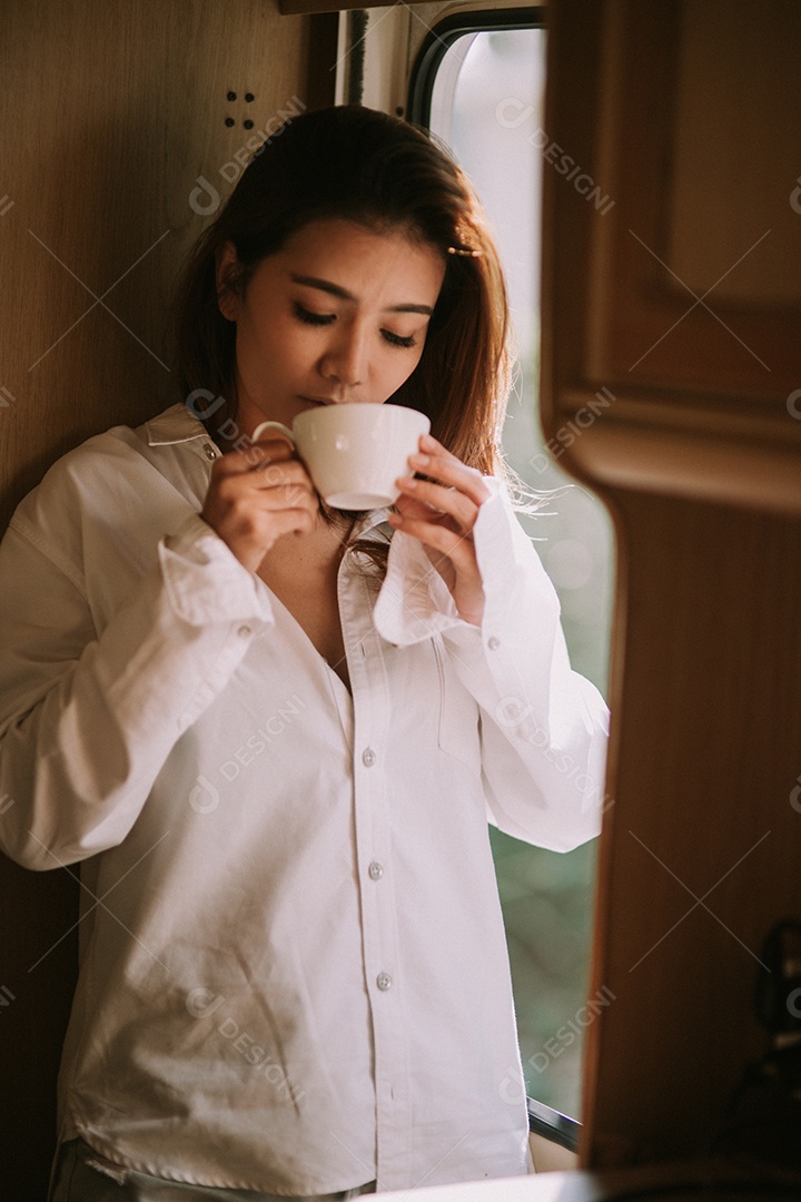 Linda mulher loira ao lado de uma janela, vestindo homens