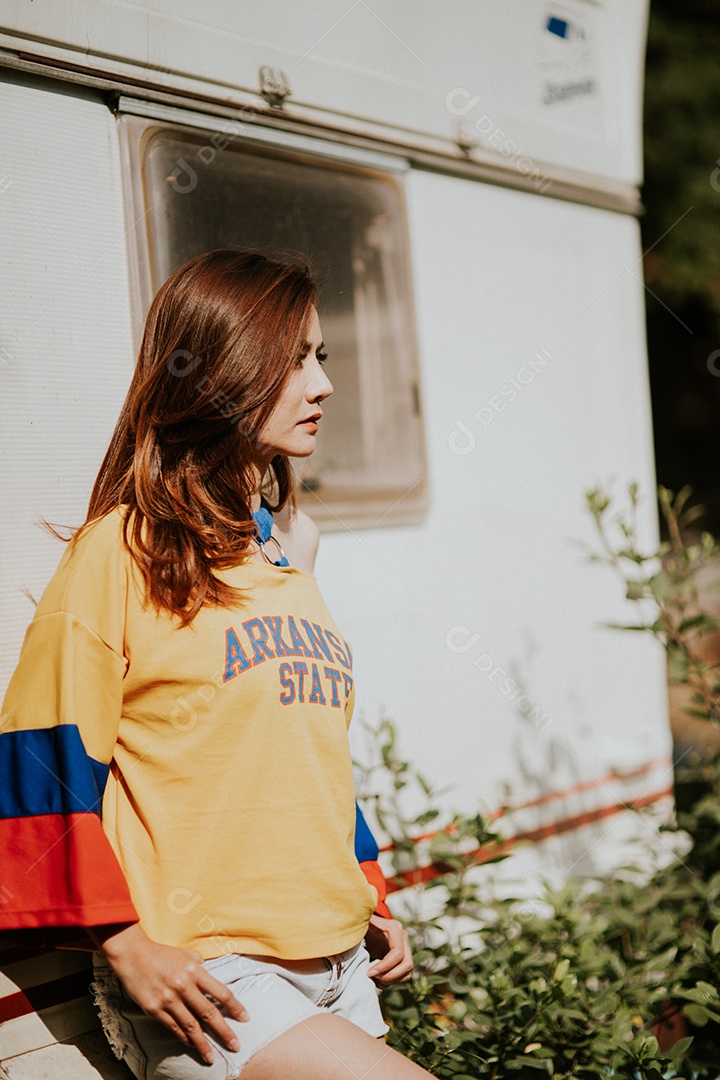 Retrato de moda de estilo de vida ensolarado de verão de jovem gosta de pequenino