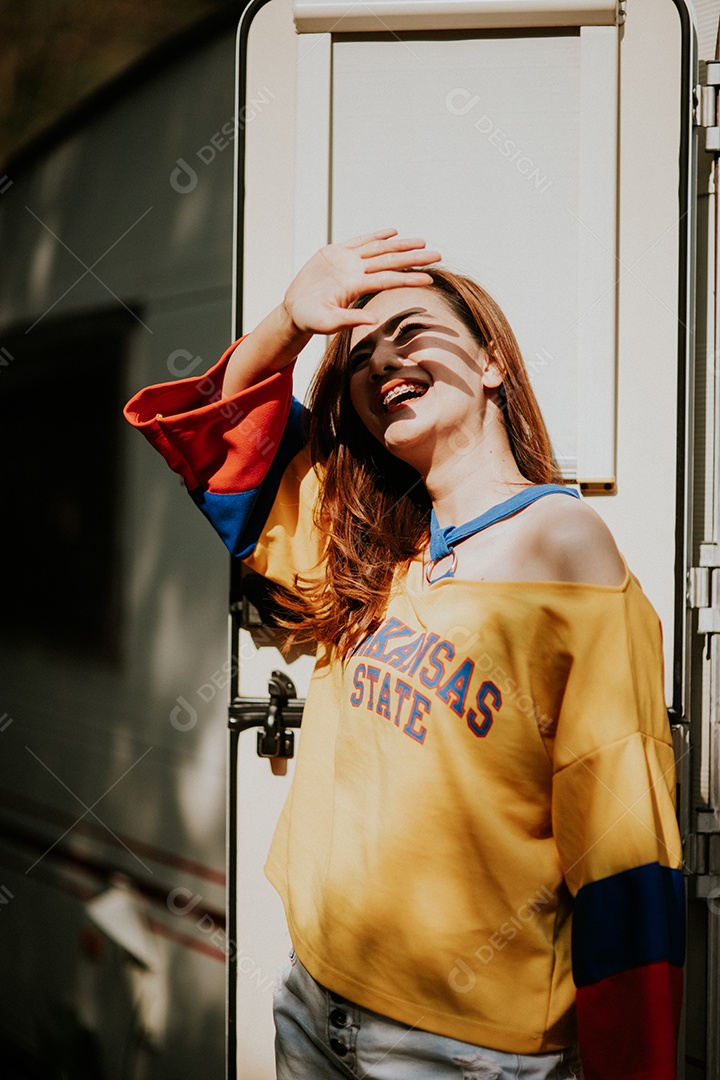 Retrato de moda de estilo de vida ensolarado de verão de jovem gosta de pequenino