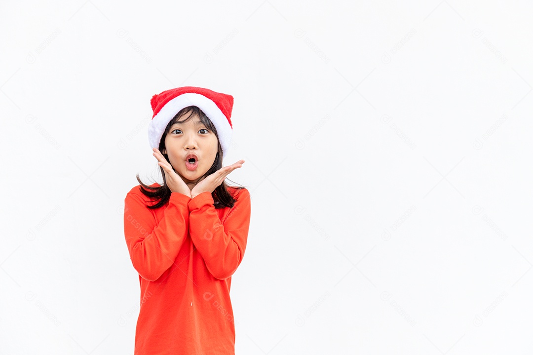 Menina asiática no chapéu de Papai Noel vermelho sobre fundo branco.