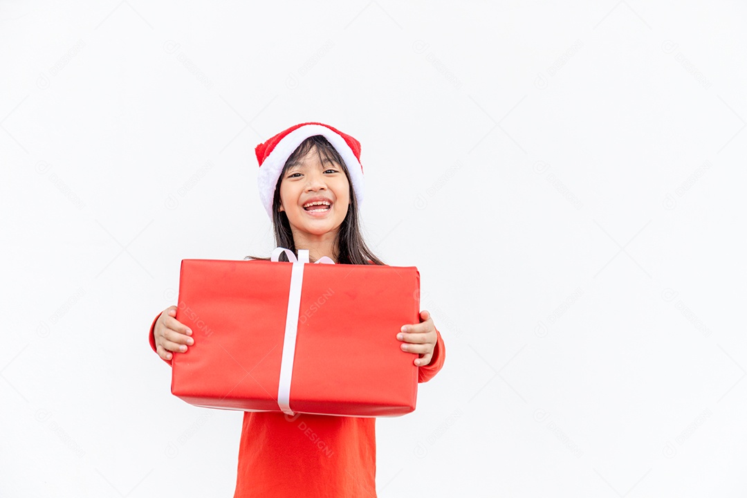 Menina asiática no chapéu de Papai Noel vermelho sobre fundo branco.