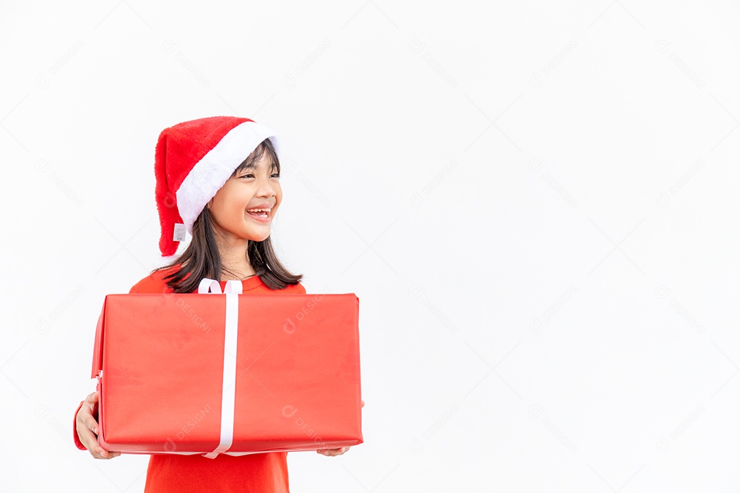 Feliz criança asiática no chapéu vermelho de Papai Noel segurando presentes de Natal