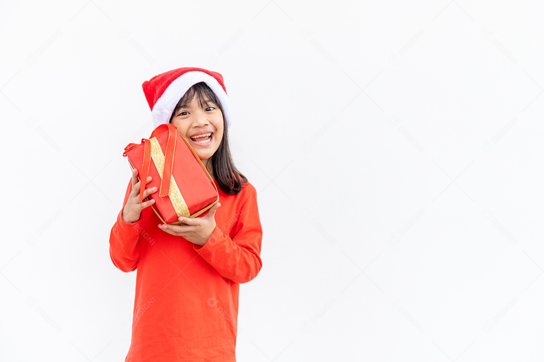 Feliz criança asiática no chapéu vermelho de Papai Noel segurando presentes de Natal
