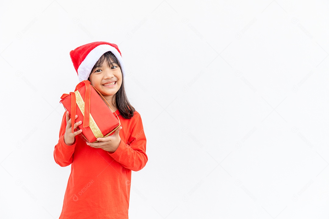 Feliz criança asiática no chapéu vermelho de Papai Noel segurando presentes de Natal