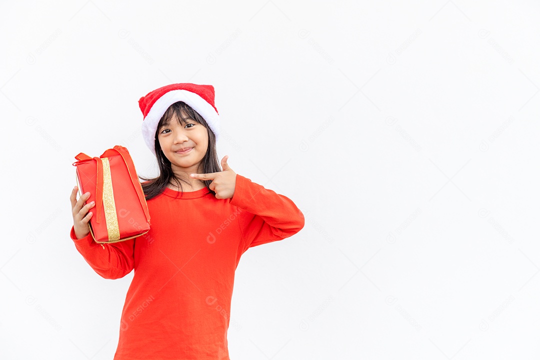 Feliz criança asiática com chapéu vermelho de Papai Noel segurando presentes de Natal