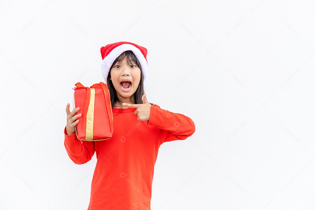 Feliz criança asiática no chapéu vermelho de Papai Noel segurando presentes de Natal.