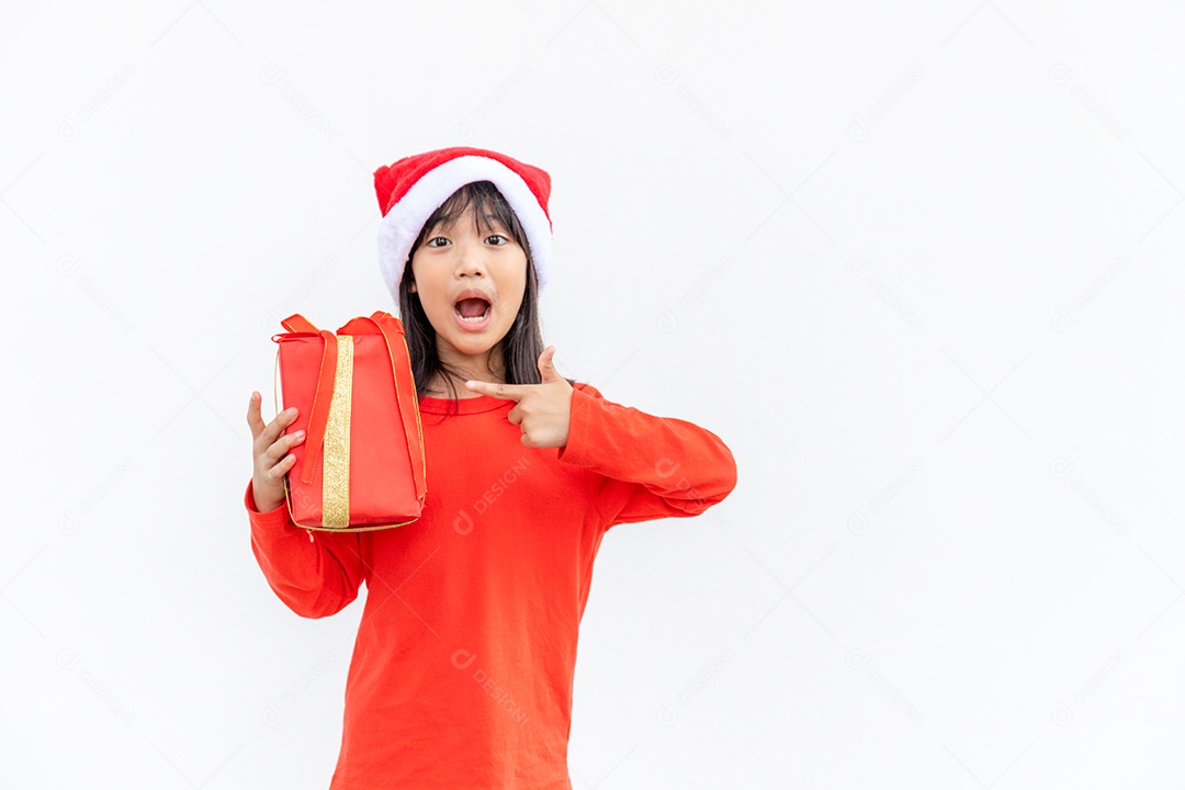 Feliz criança asiática com chapéu vermelho de Papai Noel segurando presentes de Natal