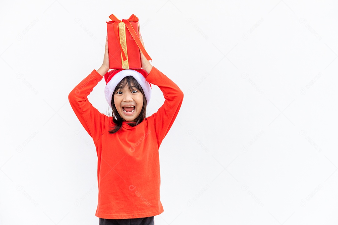 Feliz criança asiática com chapéu vermelho de Papai Noel segurando presentes de Natal
