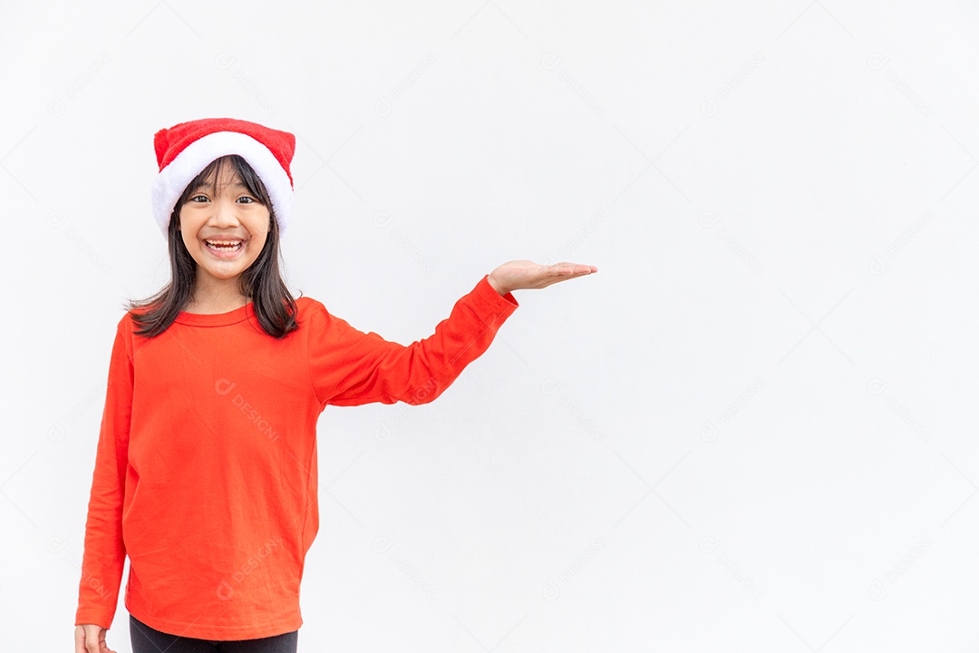 Menina asiática no chapéu de Papai Noel vermelho sobre fundo branco.