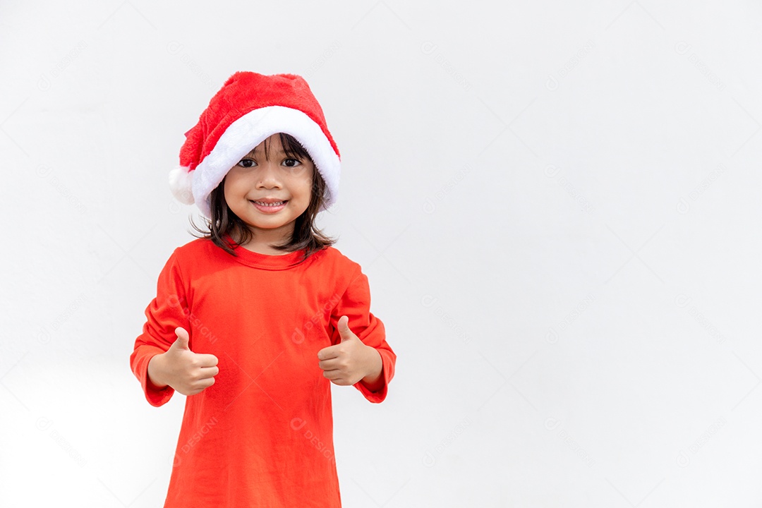 Menina asiática no chapéu de Papai Noel vermelho sobre fundo branco.