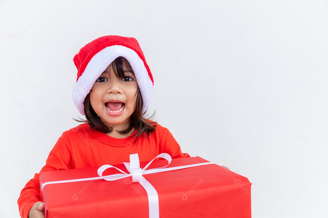 Feliz criança asiática no chapéu vermelho de Papai Noel segurando presentes de Natal