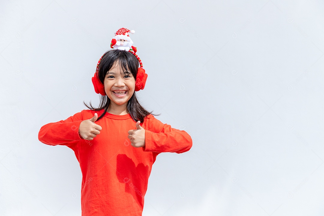 Menina asiática no chapéu de Papai Noel vermelho sobre fundo branco.