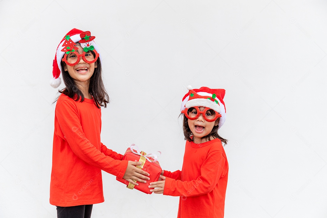 Irmãos asiáticos com chapéu de Papai Noel vermelho com caixas de presente