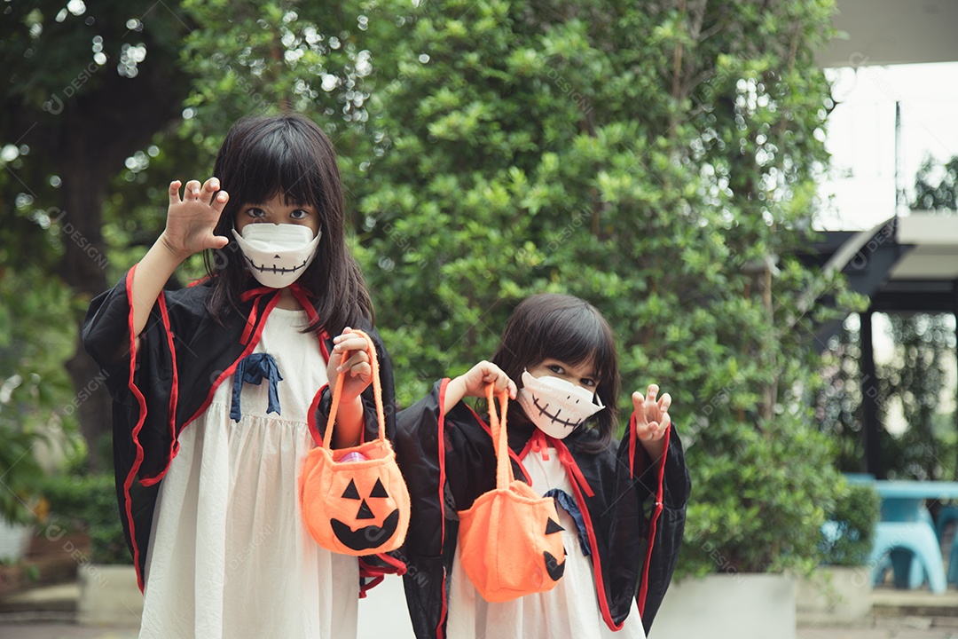 Criança fantasiadas indo para doces ou travessuras