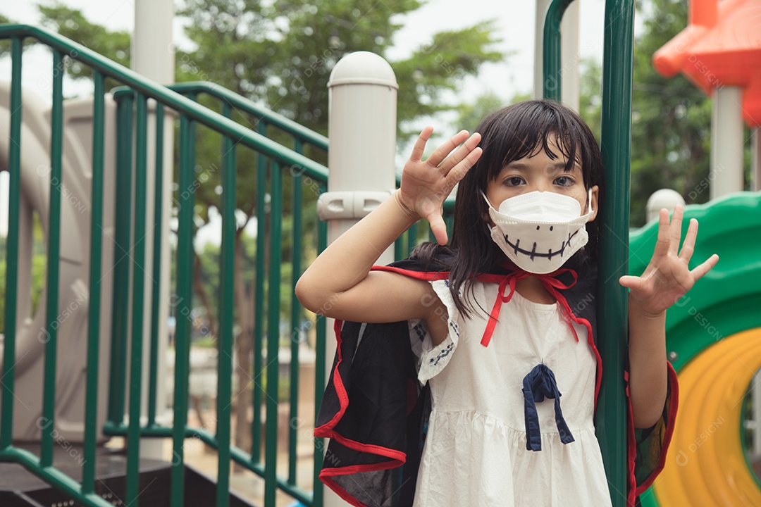 Criança fantasiadas indo para doces ou travessuras
