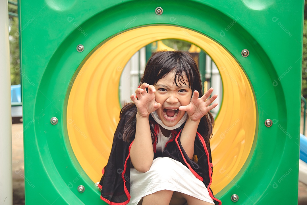 Criança fantasiadas indo para doces ou travessuras