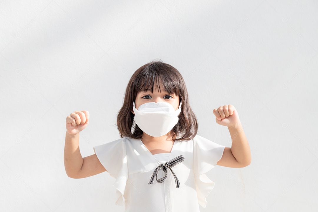 Crianças felizes usando a máscara para se proteger do coronavírus