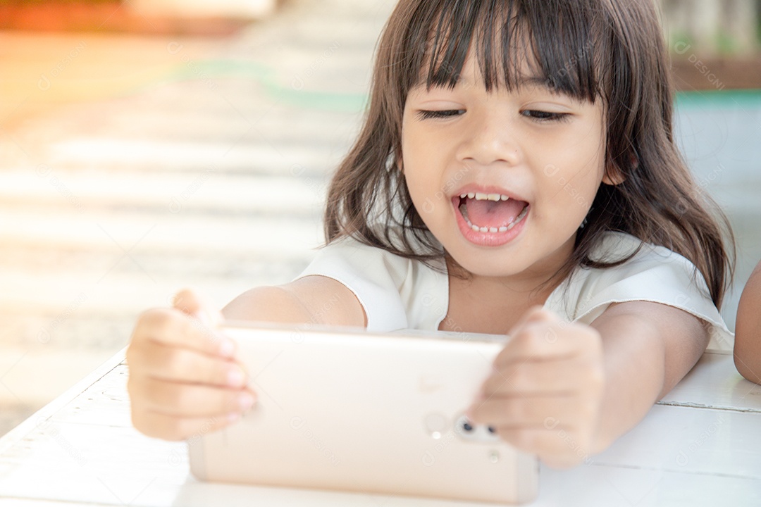 Menina asiática usando telefone inteligente no café. Estilo de vida ao ar livre de luz natural.