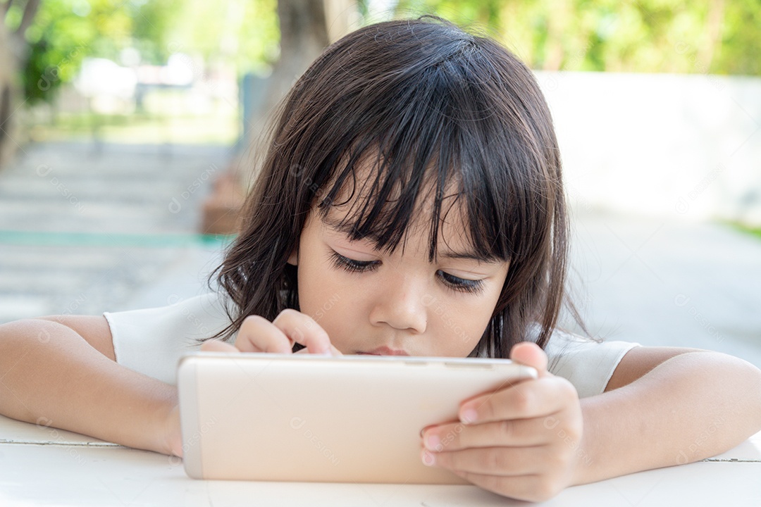 Menina usando smartphone, conceito de mídia social.