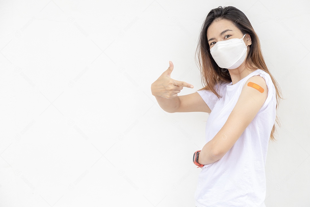 Mulher asiática estressada com máscara médica com medo de efeito