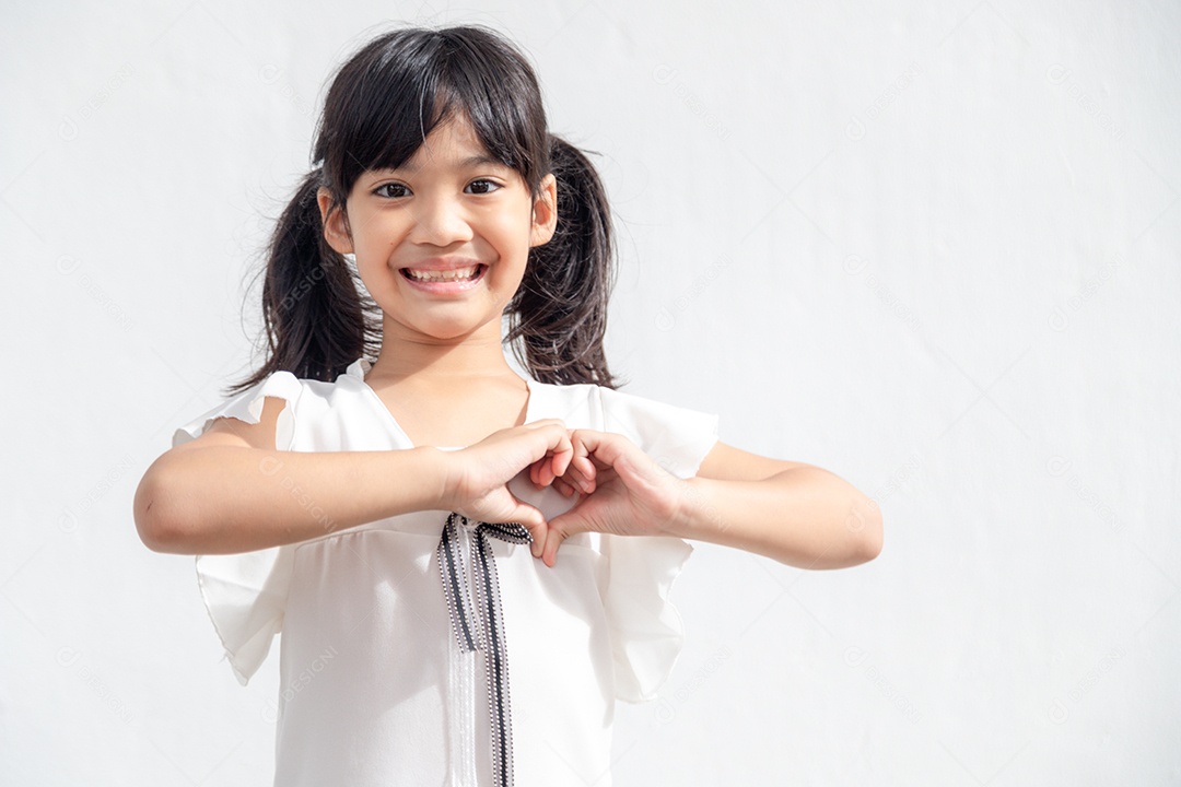 Mãos de menina fazendo uma forma de coração no fundo branco