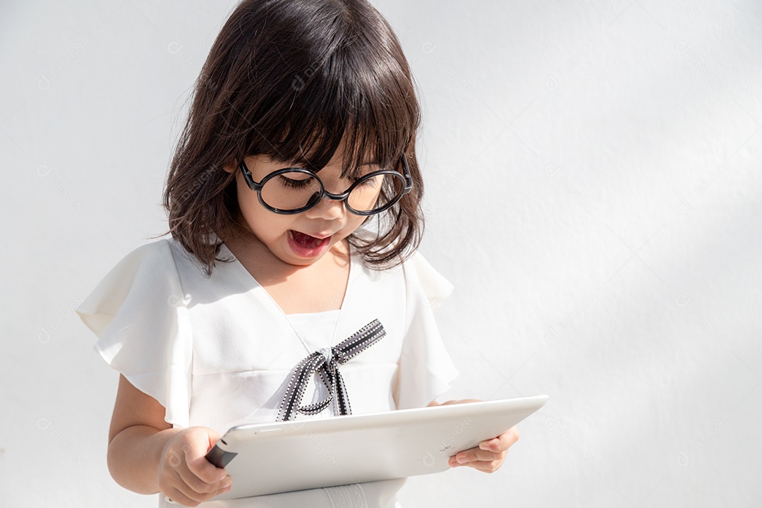 Menina chocada e surpresa na internet com digital