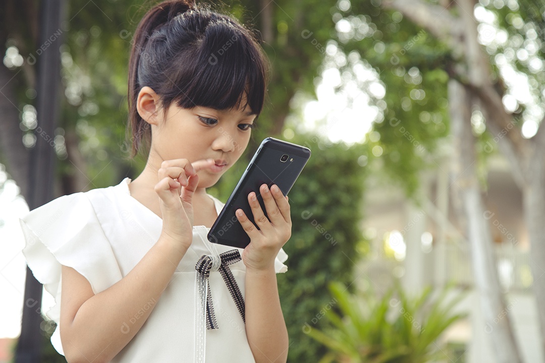 Menina asiática usando telefone inteligente no café. Estilo de vida ao ar livre de luz natural.