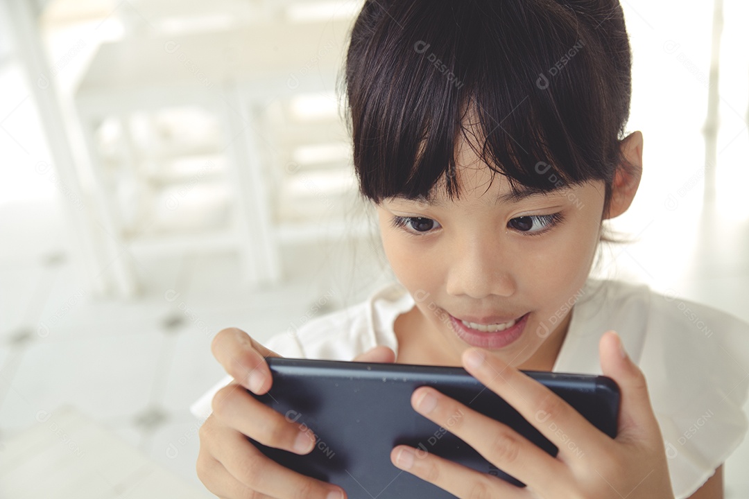 Menina asiática usando telefone inteligente no café. Luz natural supera