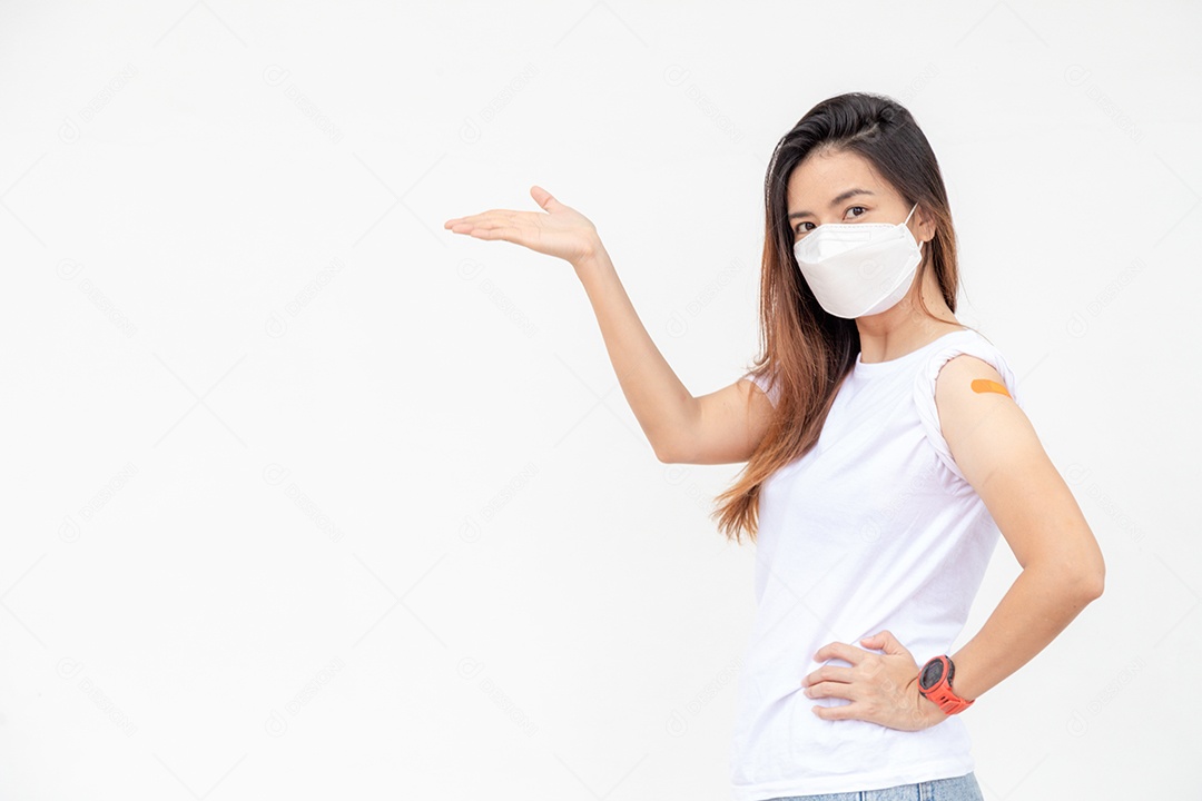 Mulher Asiática Mostram Atadura No Braço. Mulher asiática feliz se sente bem