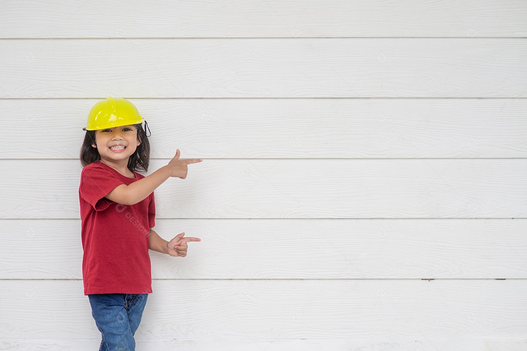 Menina asiática brincando como capacete de engenheiro