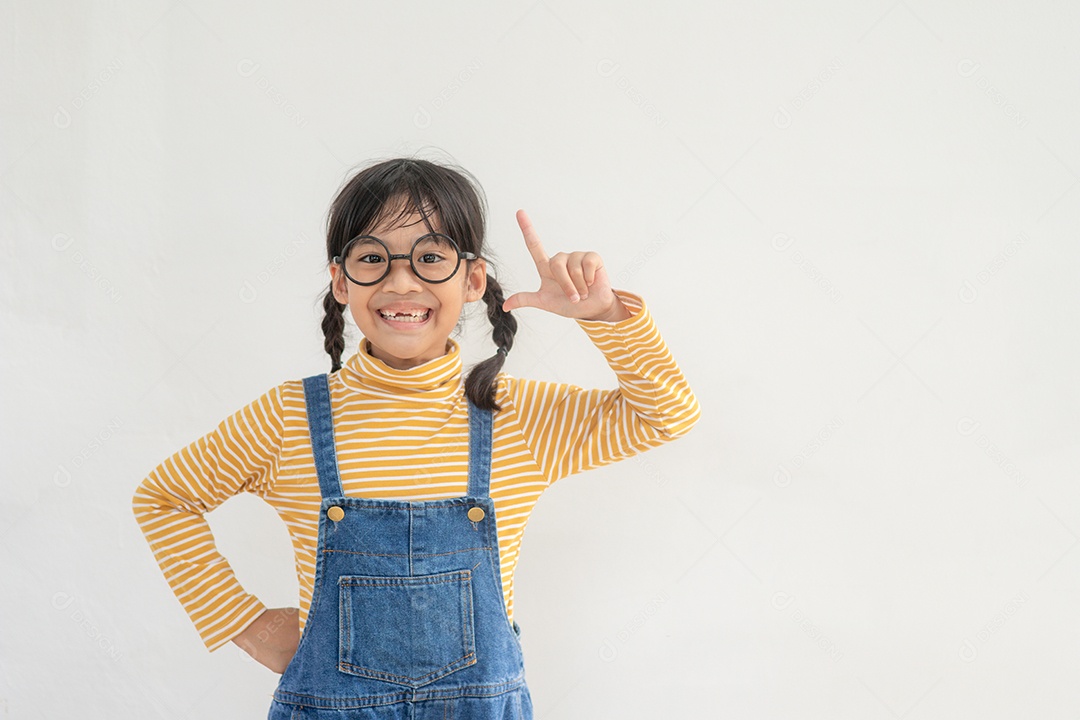 menina asiática engraçada usando óculos em um fundo branco