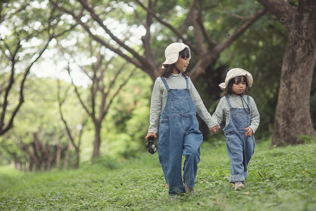 Crianças estão indo para o acampamento da família na floresta caminhar