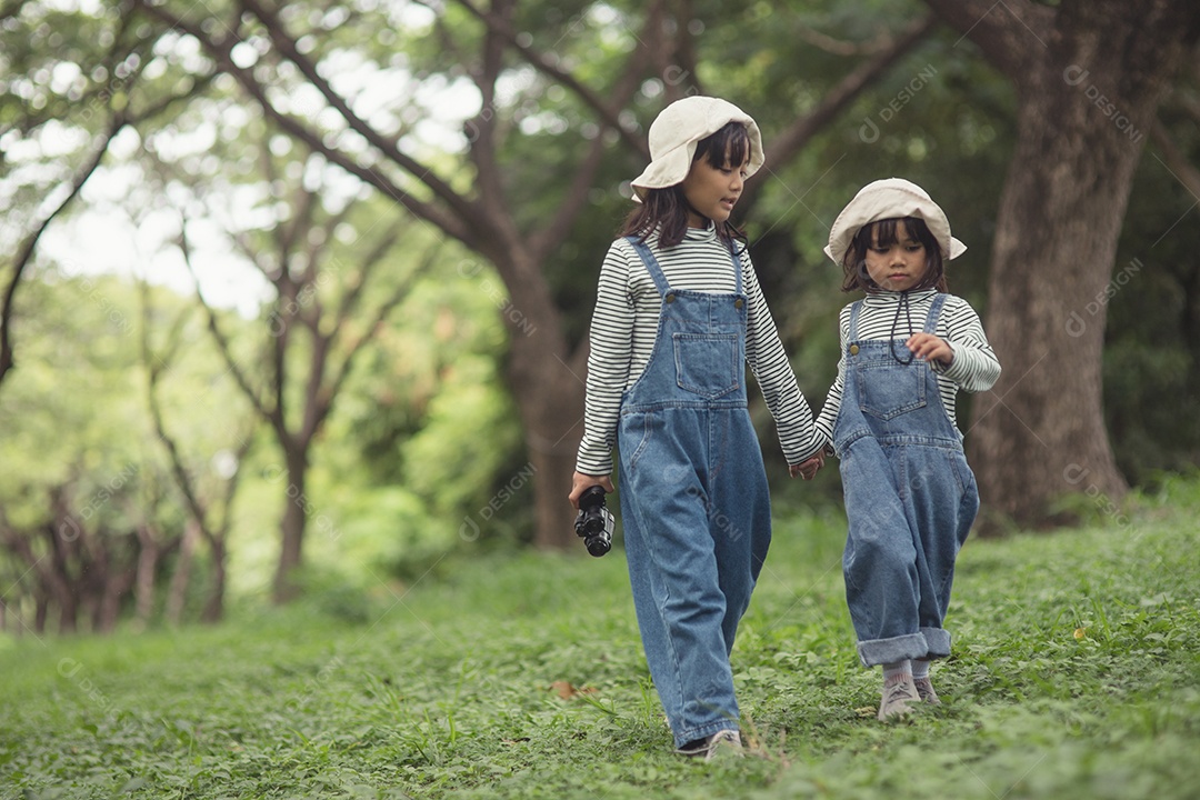 Crianças estão indo para o acampamento da família na floresta caminhar