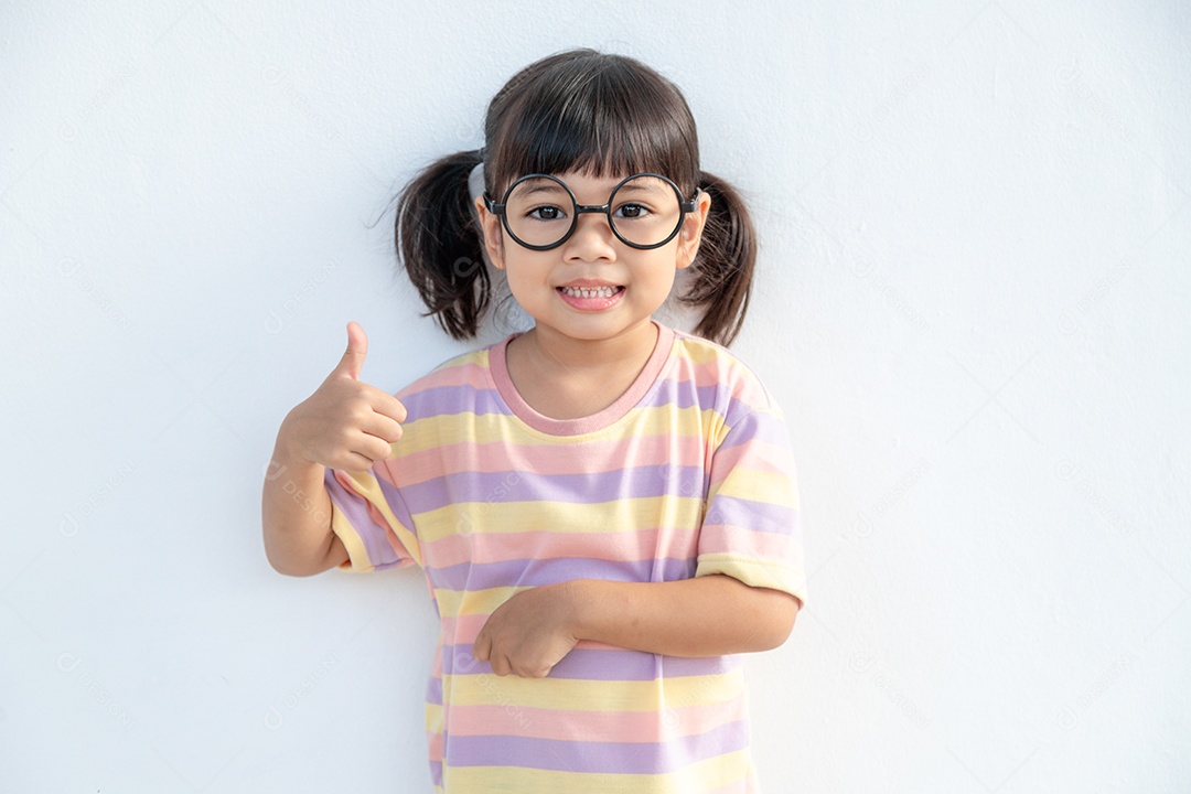 menina asiática engraçada usando óculos em um fundo branco