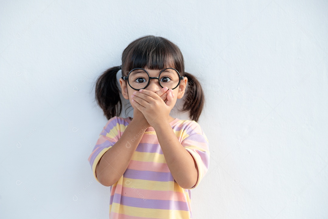 menina asiática engraçada usando óculos em um fundo branco