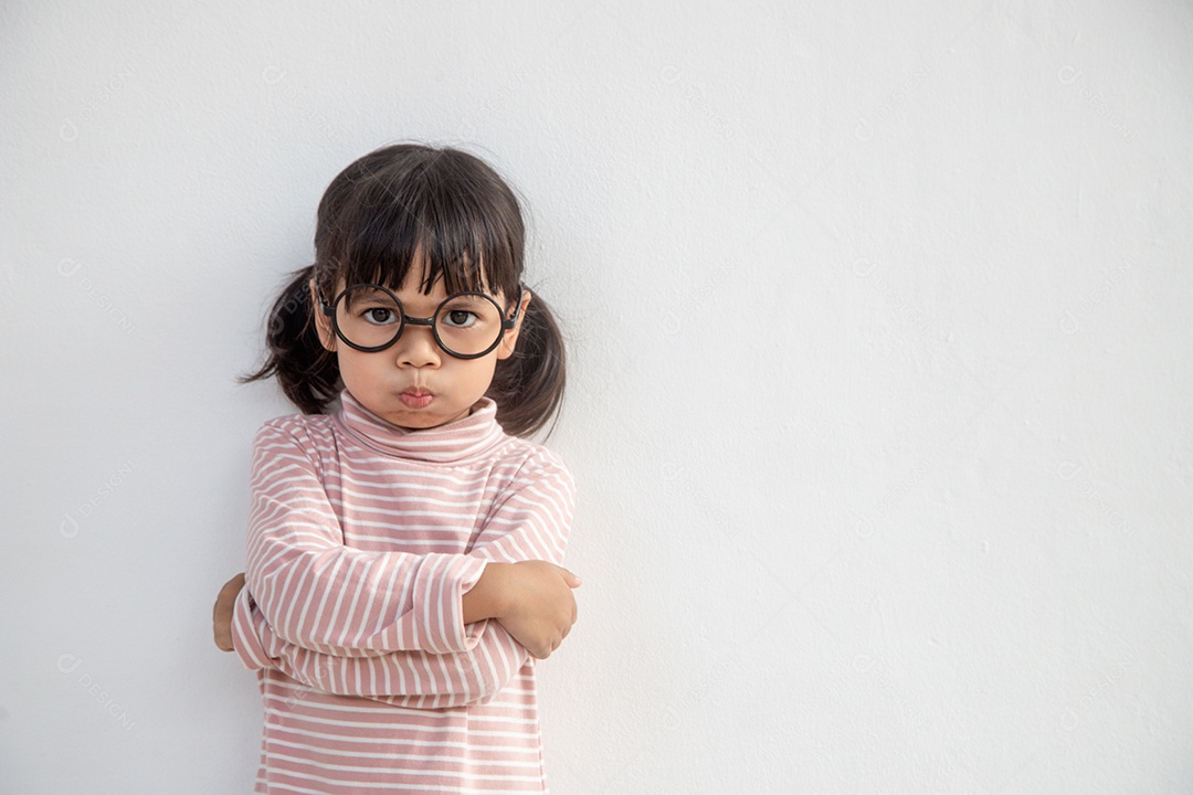 menina asiática engraçada usando óculos em um fundo branco