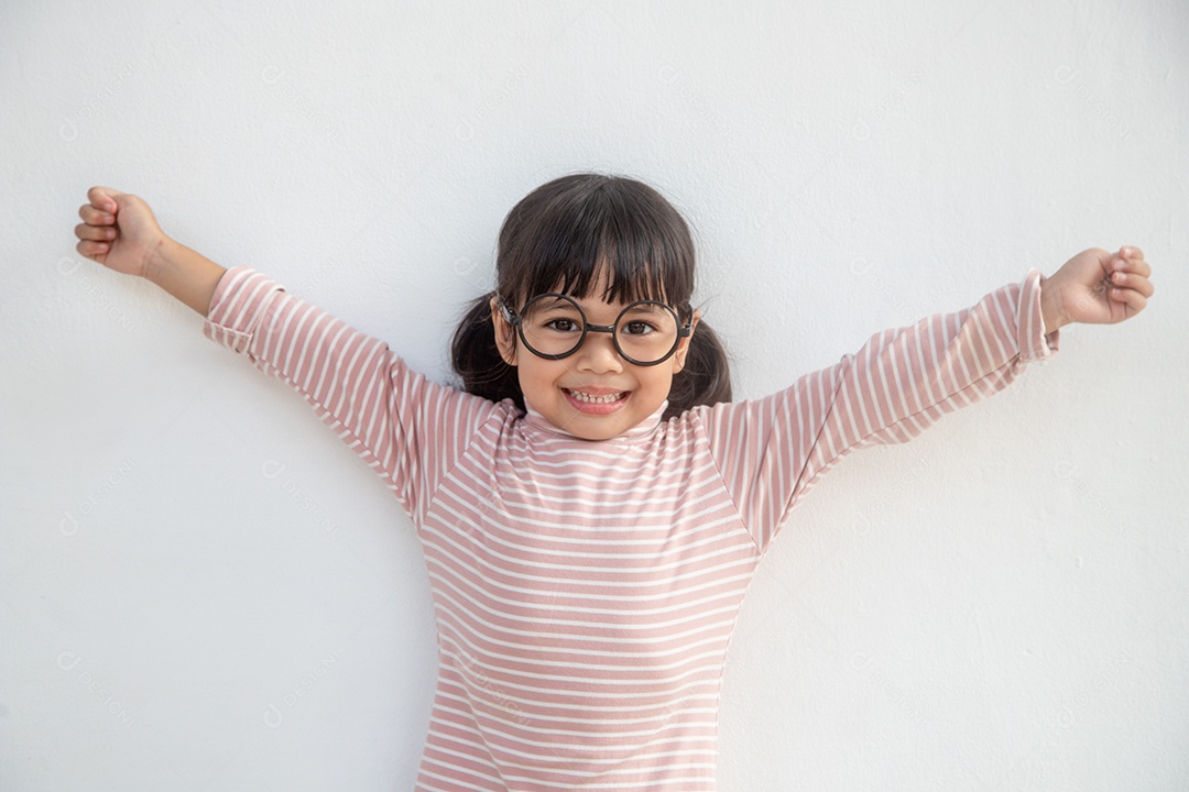 menina asiática engraçada usando óculos em um fundo branco