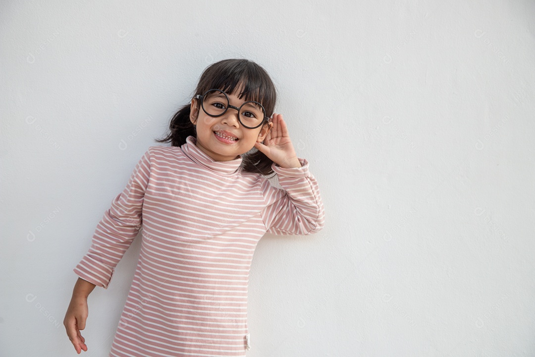 menina asiática engraçada usando óculos em um fundo branco