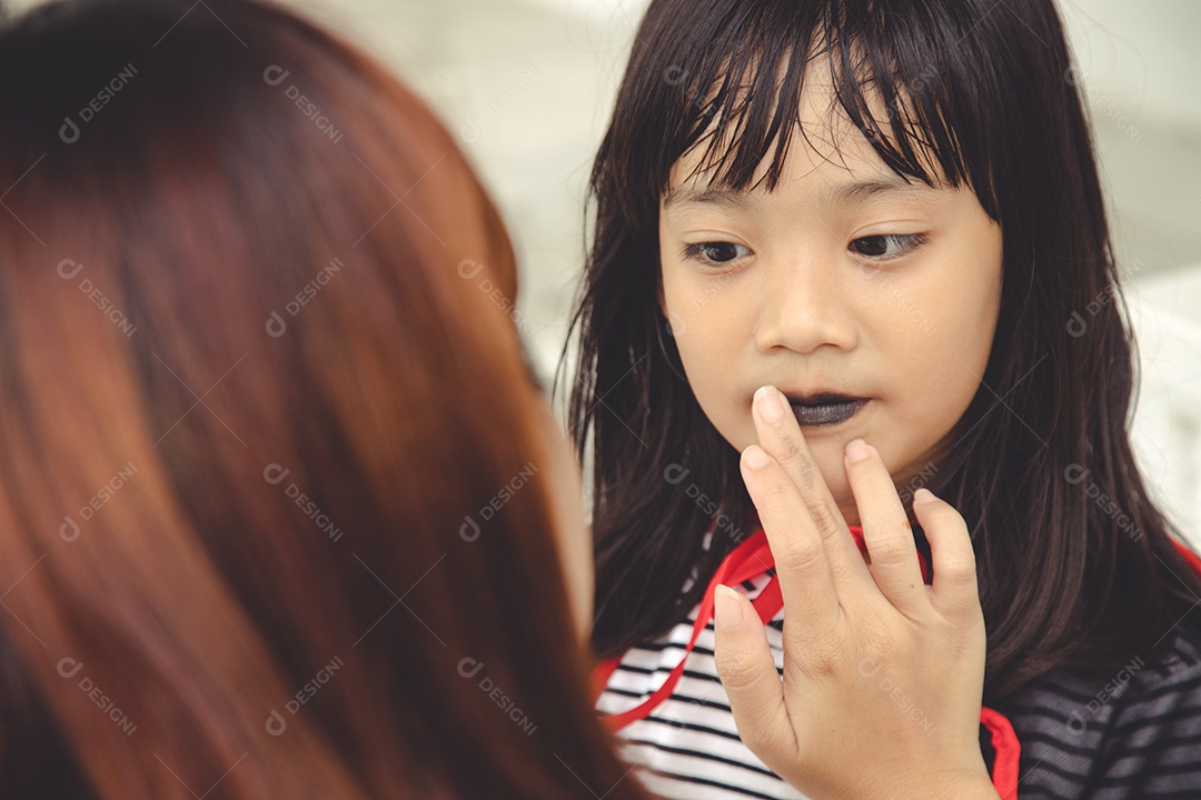 Família feliz se preparando para o Halloween! Jovem mãe e seu filho