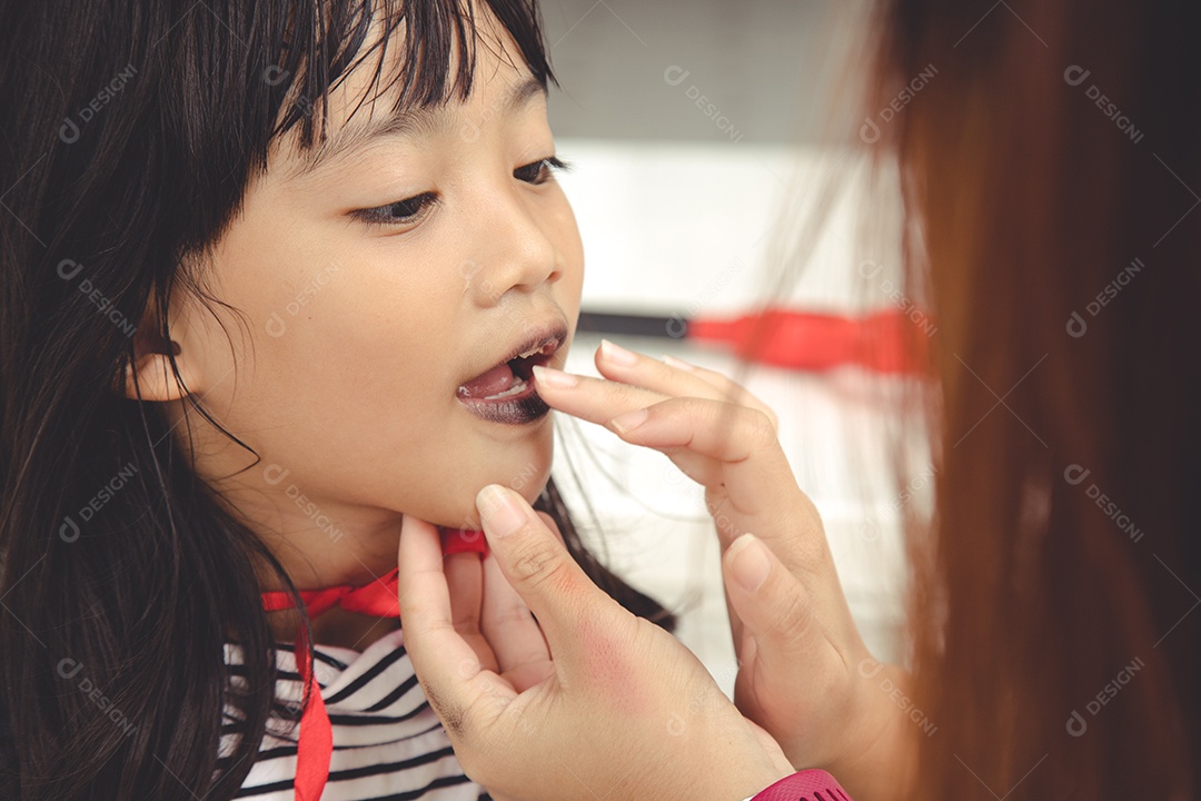 Família feliz se preparando para o Halloween! Jovem mãe e seu filho