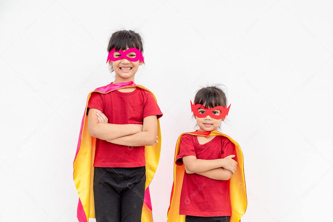 Duas garotas em uma fantasia de super-herói em fundo branco