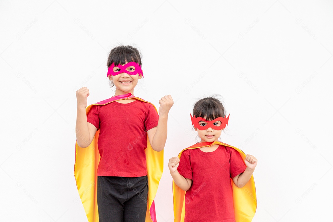 Duas garotas em uma fantasia de super-herói em fundo branco