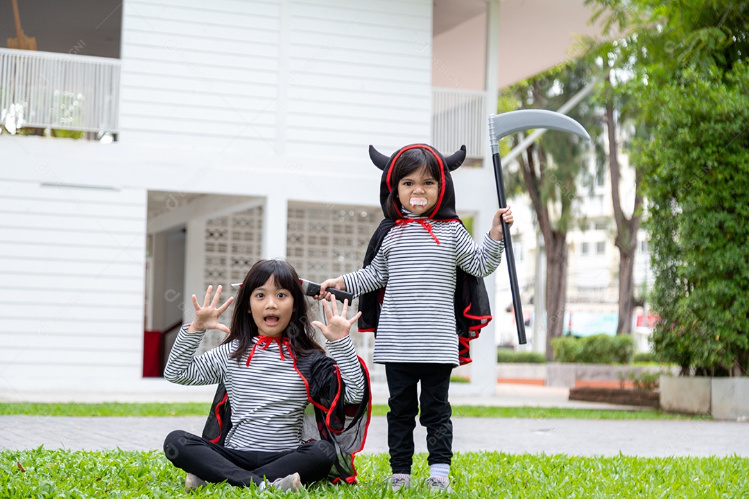 Duas garotas no parque com fantasias de Halloween, se divertindo